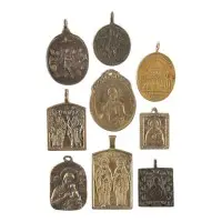 Collection de neuf pendentifs-icônes