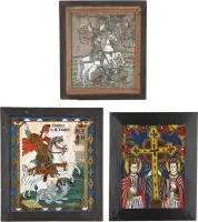 TROIS ICÔNES SOUS VERRE : SAINT GEORGES TERRASSANT LE DRAGON, SAINT DÉMÉTRIUS, SAINTS CONSTANTIN ET HÉLÈNE