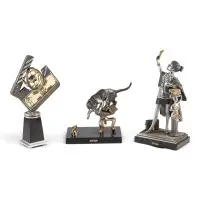 Trois sculptures : « Chat et souris », « L'avocate » et « Le meilleur film 1994 »