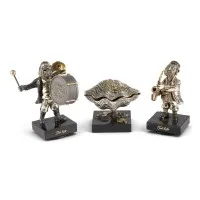Trois sculptures : 'Joueur de perles', 'Saxophoniste' et 'Batteur'
