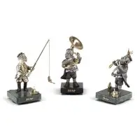 Trois sculptures : 'Chasseur', 'Pêcheur' et 'Sousaphone'