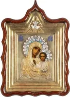SEHR FEINE IKONE MIT DER GOTTESMUTTER VON KASAN (KASANSKAJA) MIT CLOISONNÉ-EMAIL-OKLAD IM KIOT