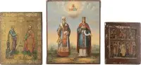 Trois icônes : petite icône à deux registres avec déisis et saints, les saints Alexis métropolite de Moscou et Alexandra, et les apôtres Pierre et Paul
