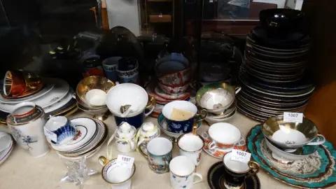 1 lot of collector's cups