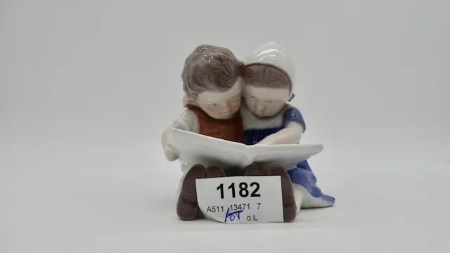 1 figurine "children reading" B and G