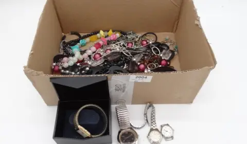 1 lot bižuterie a hodinky