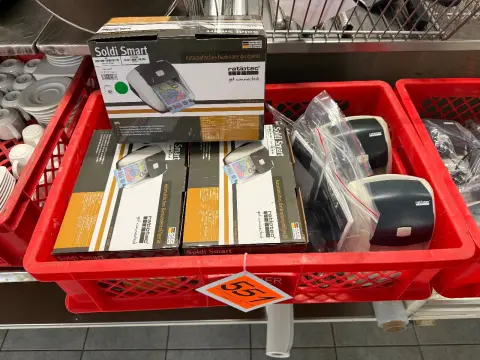 Mand met diverse automatische bankbiljetcontroleapparaten (Ratiotec)