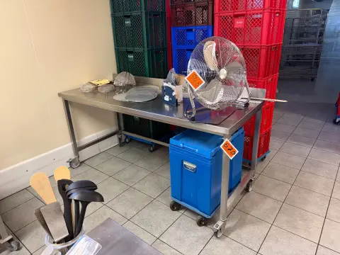 Pracovní stůl z nerezové oceli (bez obsahu)