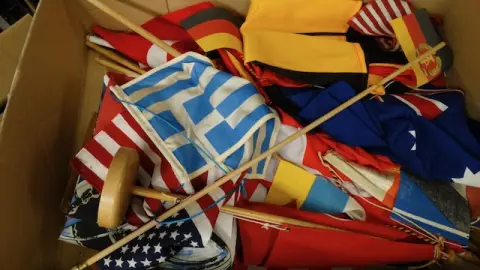 1 lot of table pennants