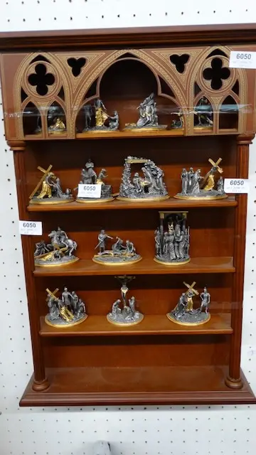 1 shelf with metal figures "Jesus"
