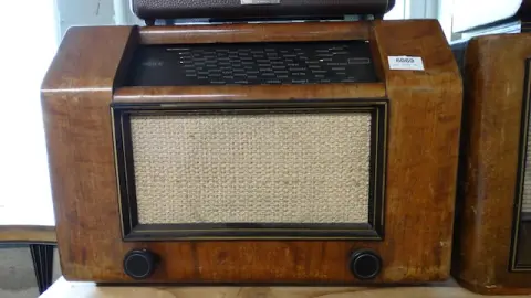1 old tube radio