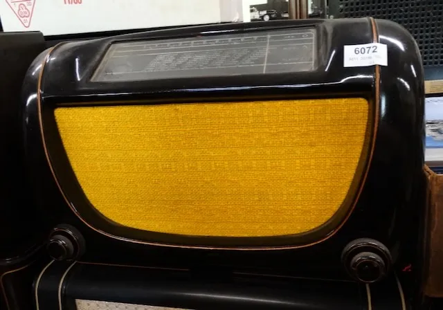 1 old tube radio