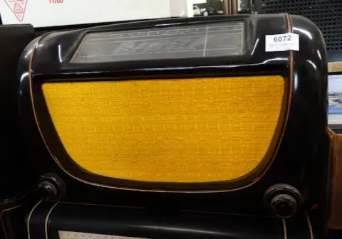 1 old tube radio