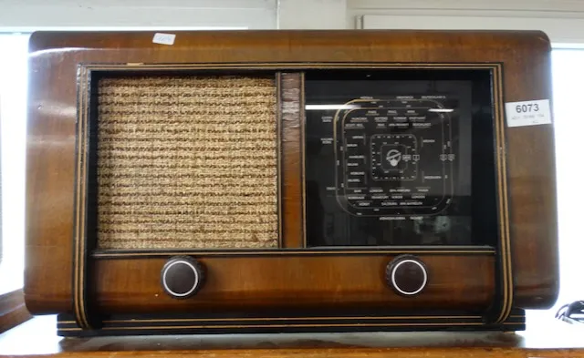 1 old tube radio