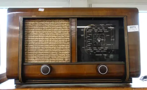 1 old tube radio