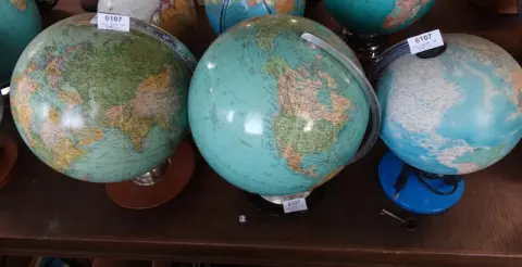 3 globes