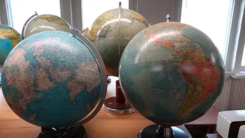 3 globes