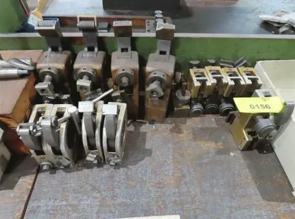 1 petit lot d'accessoires de serrage, modèles divers