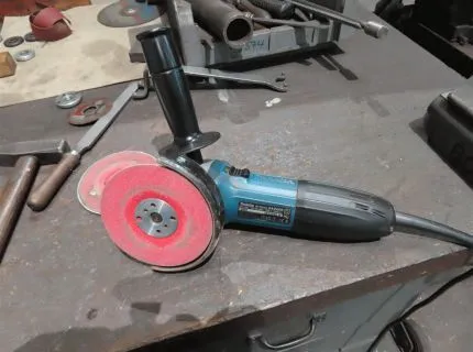 1 one-hand angle grinder, make: Makita, type: GA4530R