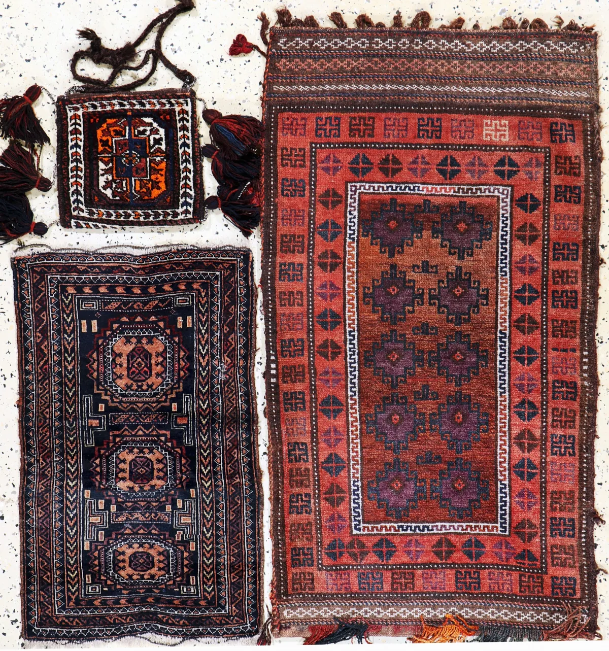 3 loten Belutsch, Perzië, begin 20e eeuw, wol op wol, ca. 113 x 91 cm & ca. 73 x 45 cm