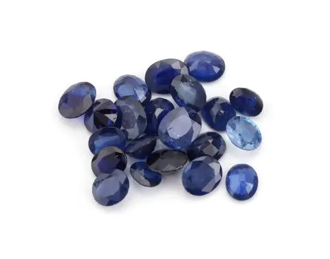Lot van 21 losse saffieren, totaal ca. 12,12 ct, ovaal gefacetteerd, diverse maten en tinten