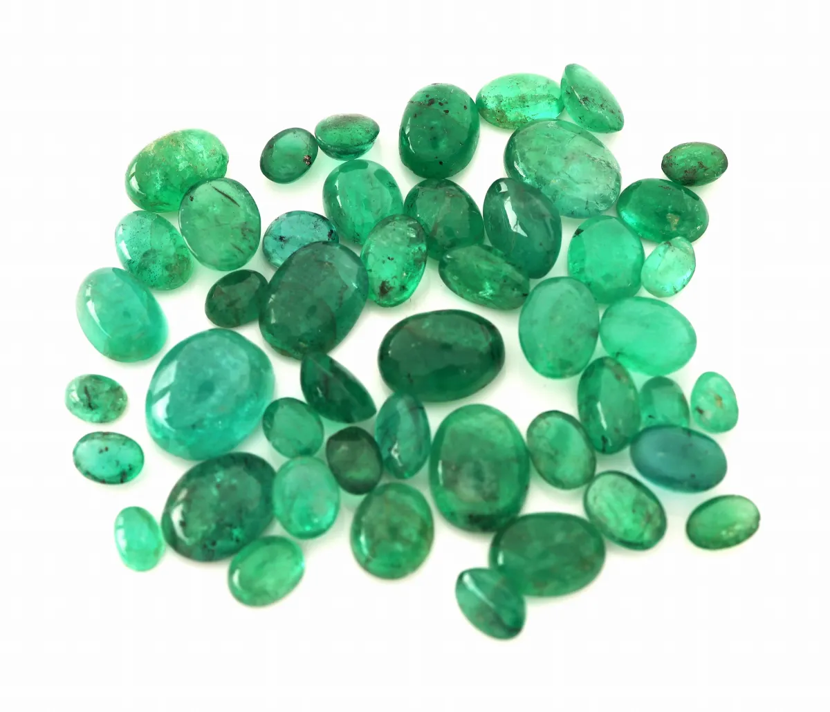 Lot lose Smaragde, zus. ca. 28.44 ct, Cabochons in versch. Größen, Formen und