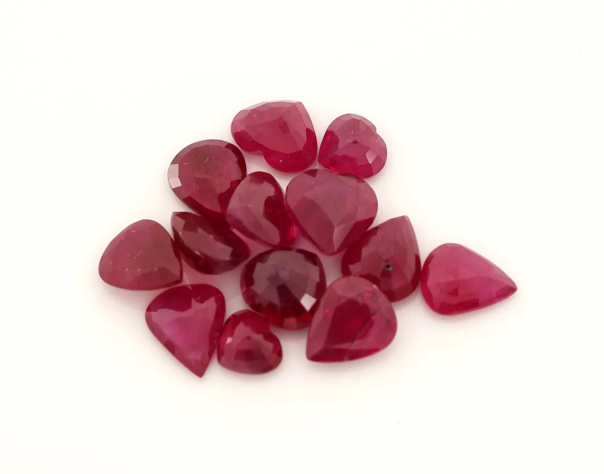 Lot 13 rubis en vrac, env. 8,38 ct au total, gouttes et cœurs facettés, tailles et