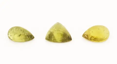 Lot 3 losse Mali-granaten, totaal ca. 15,86 ct, 2 x druppels, 1 x driehoek