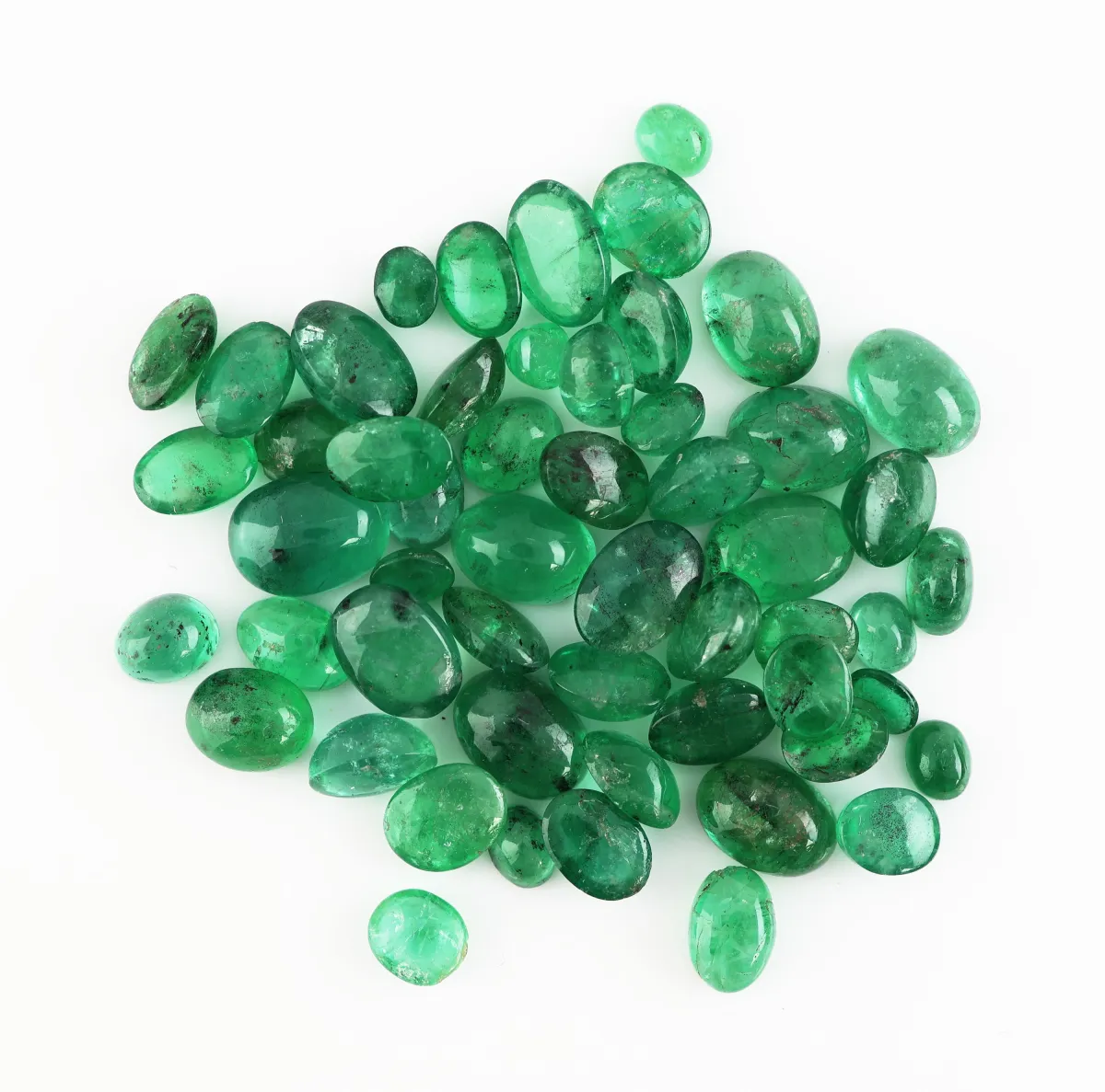 Lot émeraudes isolées, tot. env. 28,83 ct, cabochons en diff. tailles, formes et