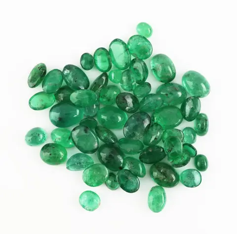Lot losse smaragden, totaal ca. 28,83 ct, cabochons in versch. maten, vormen en
