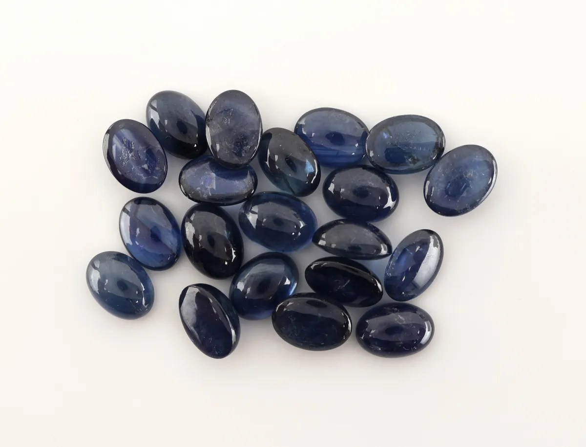 Lot 20 lose Saphir-Cabochons, zus. ca. 23.11 ct, oval, versch. Größen und Farbnuancen