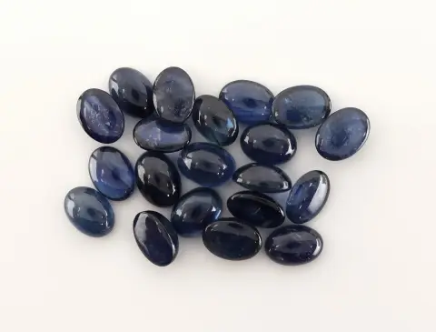 Partij van 20 losse saffiercabochons, totaal ca. 23,11 ct, ovaal, diverse maten en kleurnuances