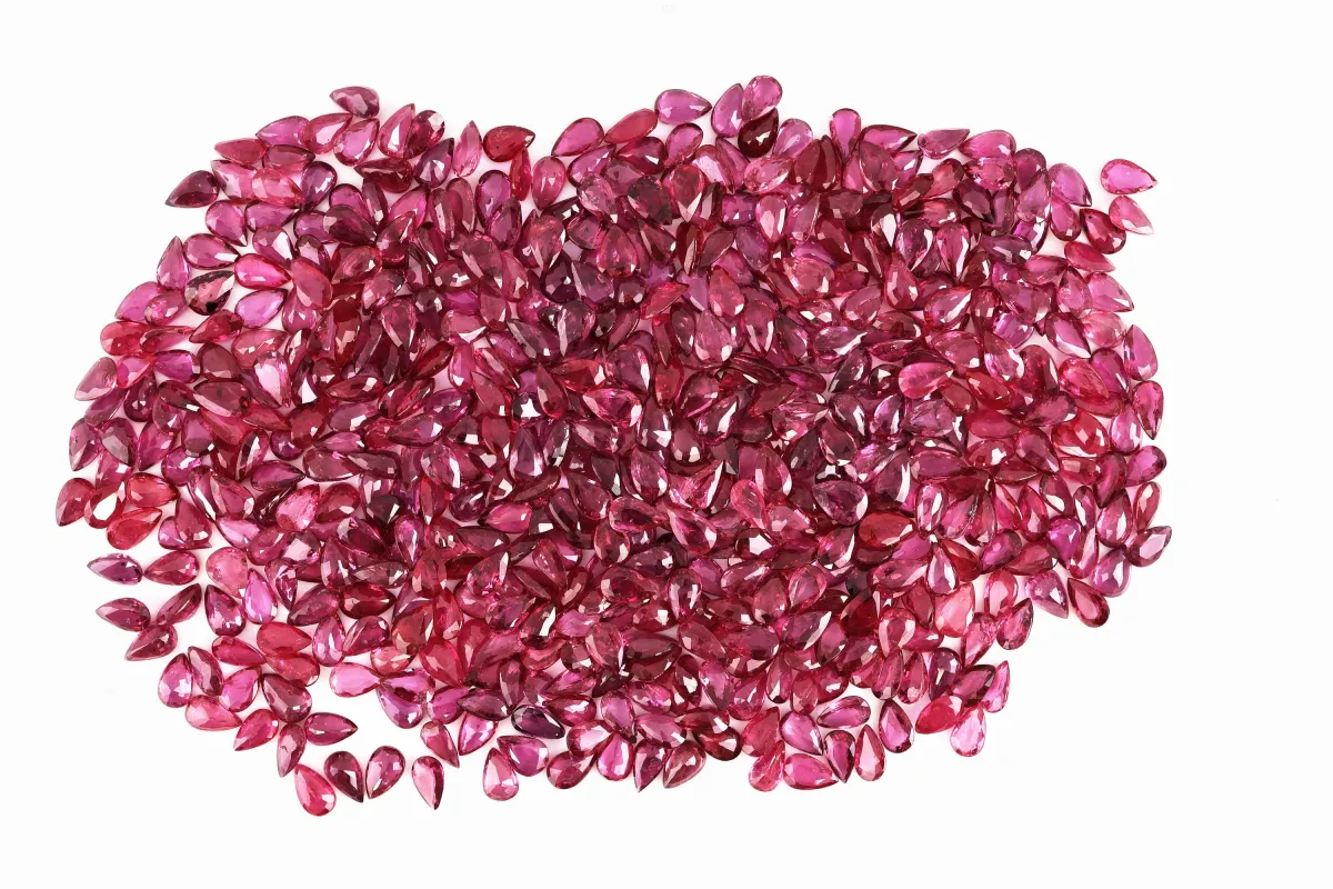 Lot de rubis en vrac, total env. 123,88 ct, gouttes facettées, tailles et nuances diverses