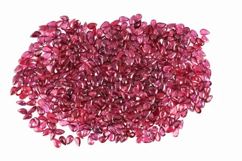 Partij losse robijnen, totaal ca. 123,88 ct, gefacetteerde druppels, diverse maten en kleurnuances