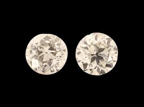 Partij van 2 losse oudgeslepen diamanten, totaal ca. 0,64 ct wit/si, 1 x kerf/afslag