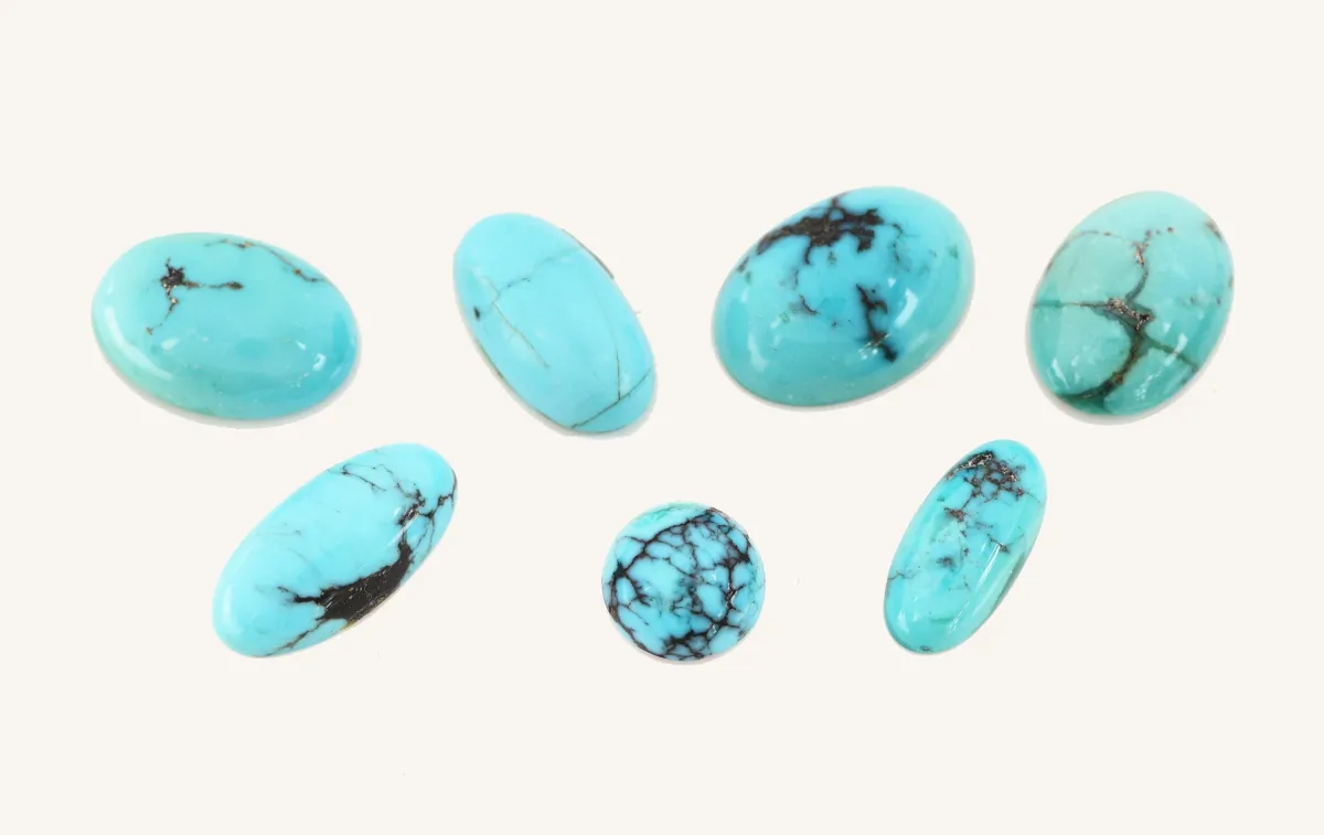Lot 7 lose Türkise, zus. ca. 32.59 ct, 6 x oval 1 x rund, Cabochons Schätzpreis: 680, -