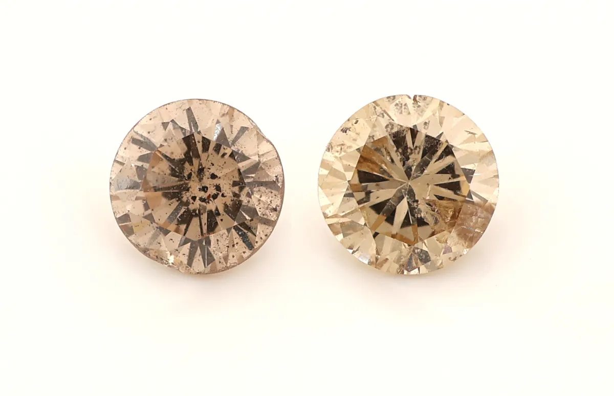 Lot 2 briliantů, celkem cca 0,83 ct Natural Fancy Yellow-Hnědý/p, průměr cca 4,7 - 4,75