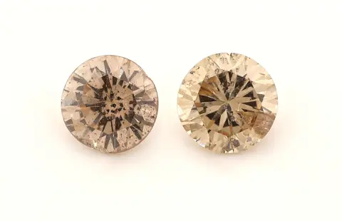 Lot 2 briljanten, totaal ca. 0,83 ct Natural Fancy Yellow-Bruin/p, diameter ca. 4,7 - 4,75