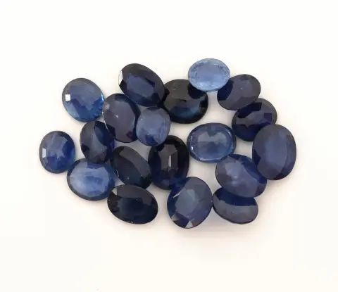 Lot 19 losse saffieren, totaal ca. 11,83 ct, ovaal gefacetteerd, verschillende maten en tinten