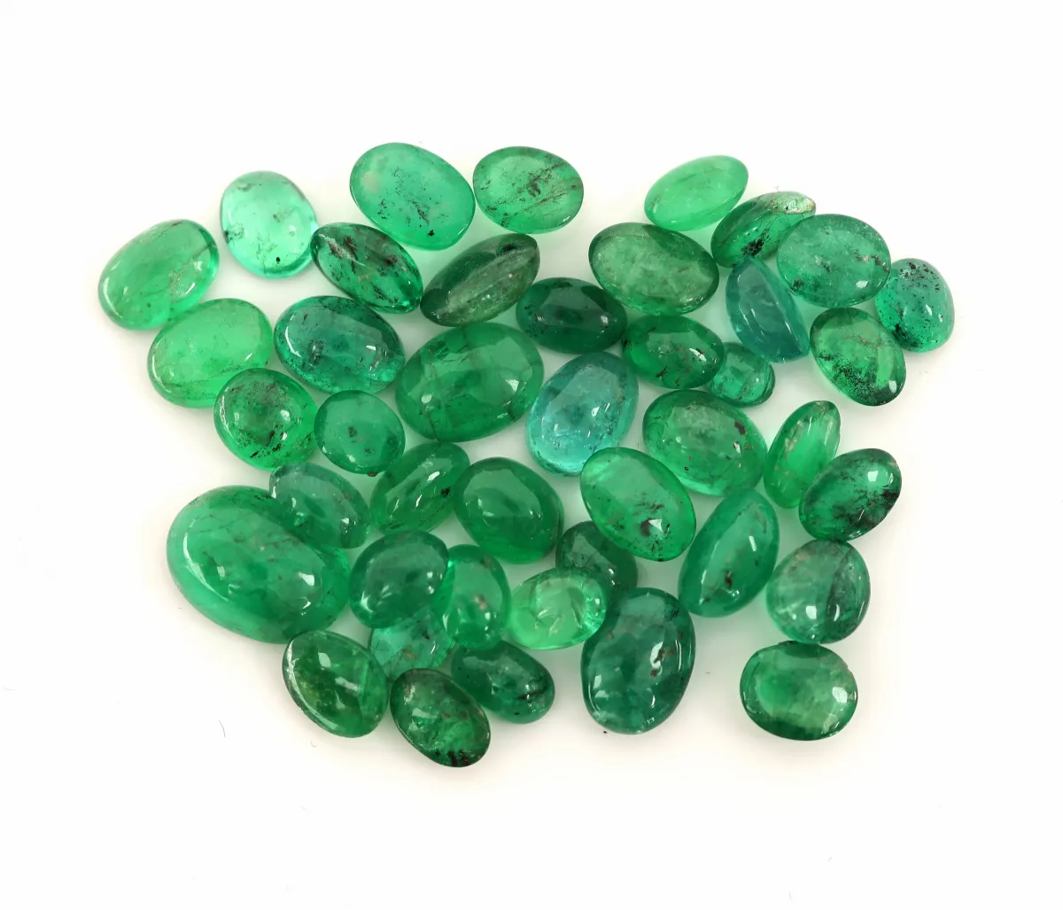Lot d'émeraudes lâches, total env. 27,39 ct, cabochons de tailles et formes diverses