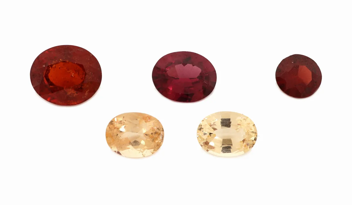 Lot 5 lose Granate, zus. ca. 10.32 ct, ovalfacett., versch. Größen und Farben