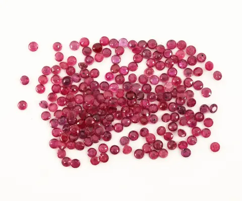 Lot de rubis, total env. 26,99 ct, taille ronde, tailles et nuances diverses