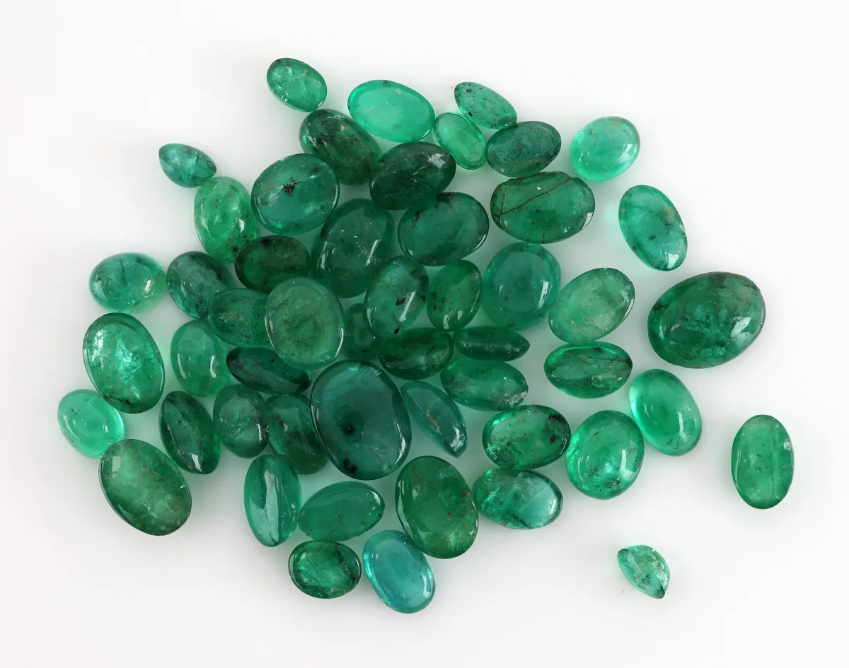 Lot lose Smaragde, zus. ca. 25.52 ct, Cabochons in versch. Größen, Formen und