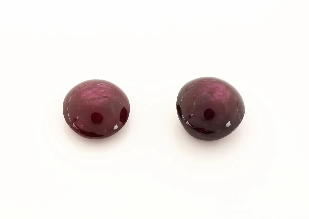Lot 2 lose Sternrubine, zus. ca. 4.35 ct, runde Cabochons Schätzpreis: 480, - EUR
