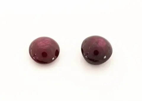 Lot 2 rubis étoilés bruts, env. 4,35 ct au total, cabochons ronds Prix estimé : 480, - EUR