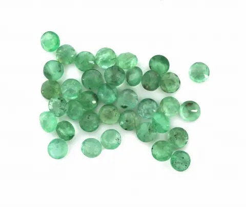 Lot d'émeraudes en vrac, env. 4,07 ct au total, taille ronde Prix estimé : 230, - EUR