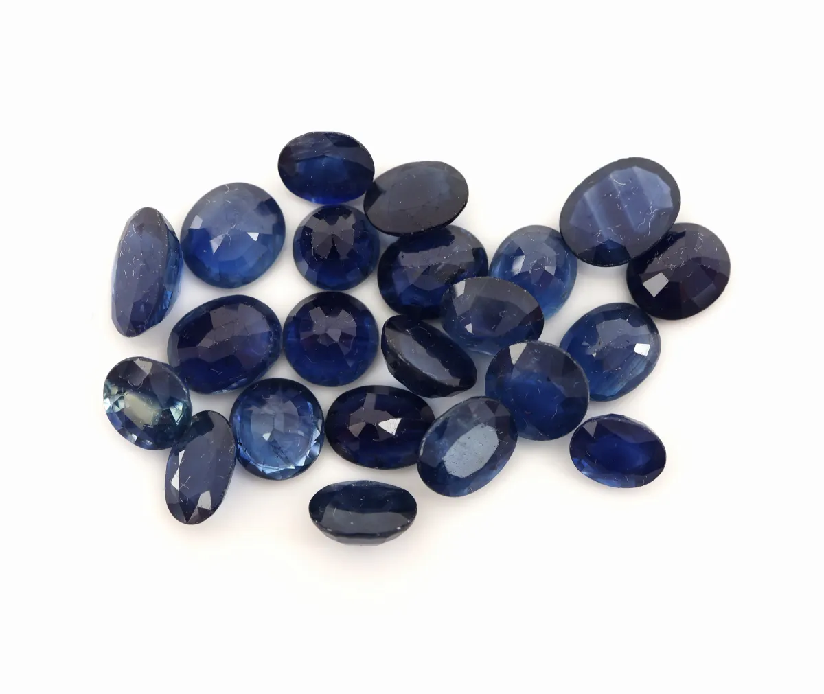 Lot de 22 saphirs isolés, total env. 12,29 ct, taille ovale à facettes, tailles et nuances variées