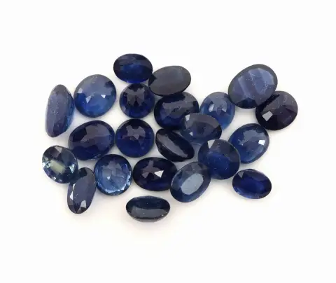 Lot de 22 saphirs isolés, total env. 12,29 ct, taille ovale à facettes, tailles et nuances variées
