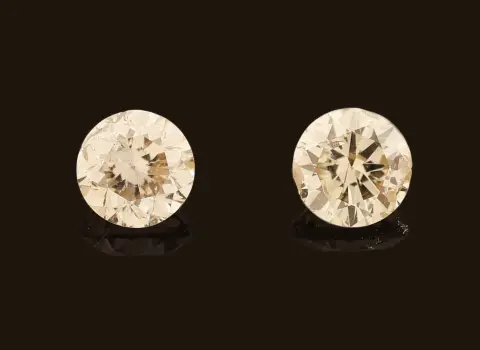 Lot de 2 brillants isolés total env. 1,43 ct teinté/si-p, diam. env. 5,25-5,3 mm prix estimé :