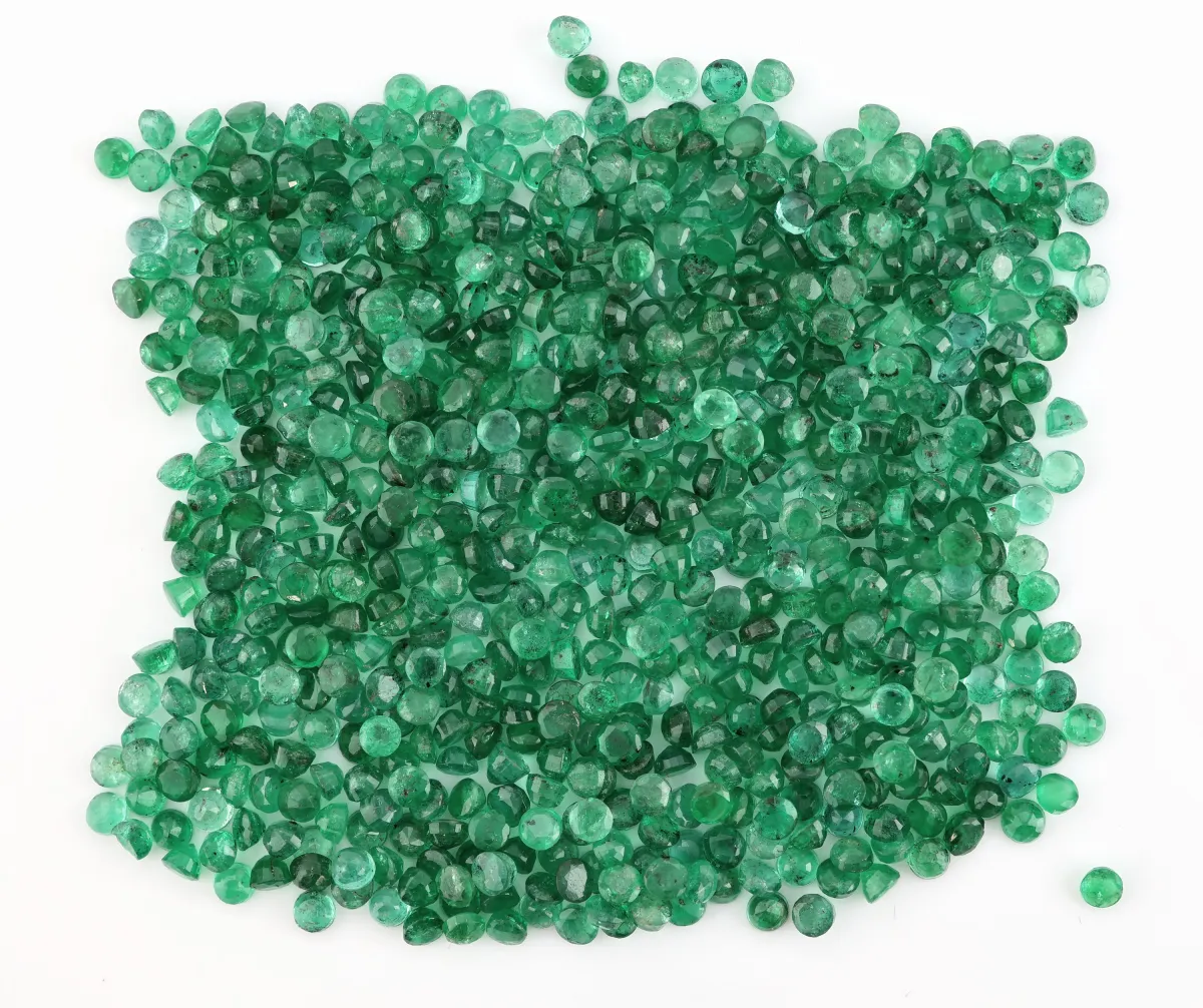 Lot losse smaragden, totaal ca. 65,72 ct, rond gefacetteerd, diverse maten en kleurnuances